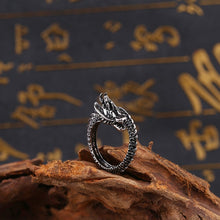 Load image into Gallery viewer, Retro Punk Exaggerated Spirit Snake Ring Fashion Personality Stereoscopic Opening Adjustable Joint Finger Rings

